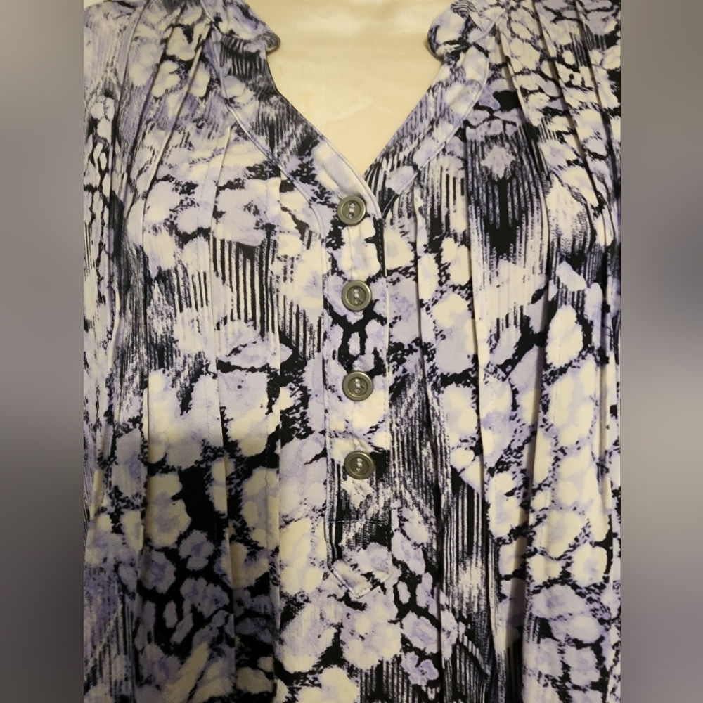 Women's Blue and White Patterned Top